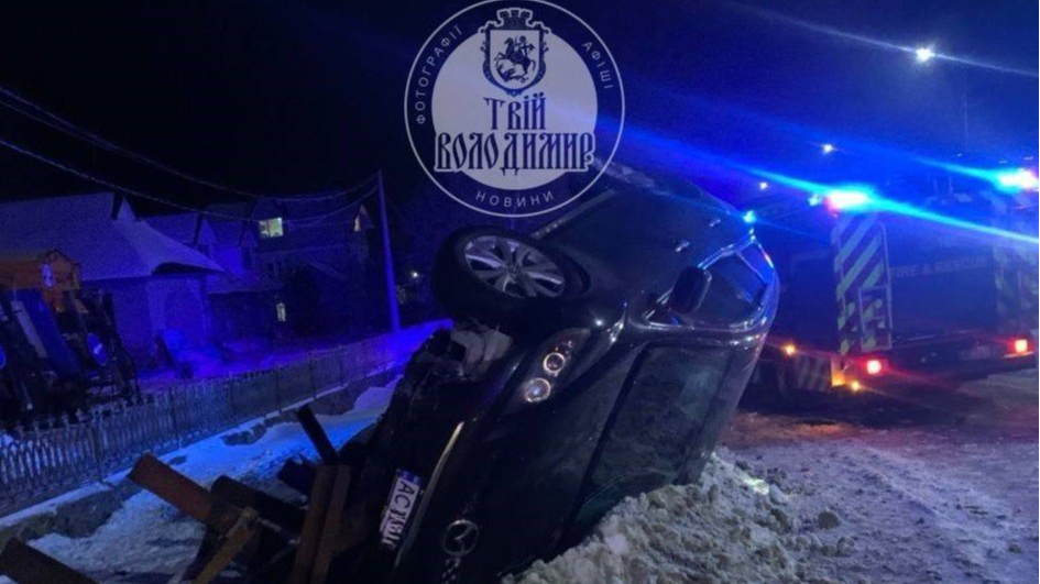 ДТП на в’їзді у Володимир: п'яний водій легковика перевернувся та врізався в металеву конструкцію