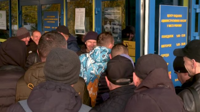 У Рівному десятки чоловіків у «штурмують» ЦНАП, щоб подати на відстрочку від мобілізації