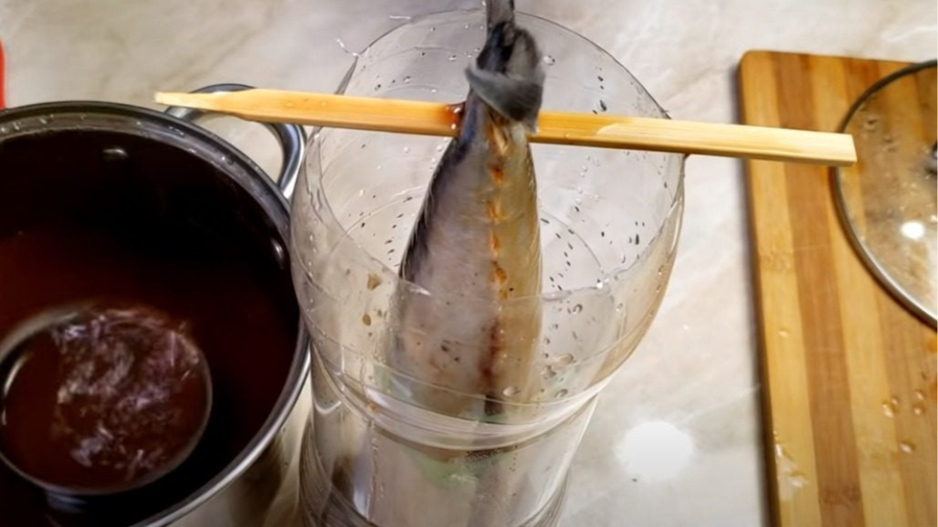 Рецепт маринованої скумбрії у пляшці: виходить наче копчена