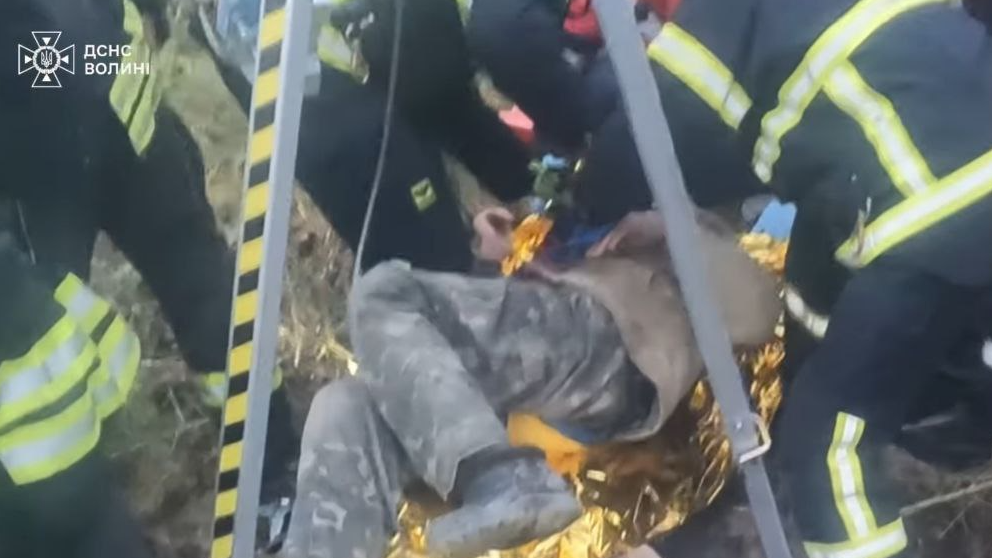 На Волині чоловік на власному подвір’ї провалився в колодязь