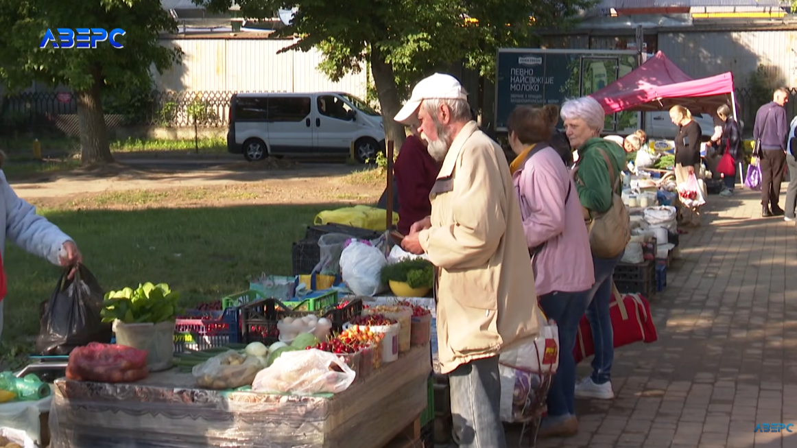 На Волині стартував сезон продажу овочів та ягід з власного саду та городу: скільки коштують полуниця, черешня та молода картопля