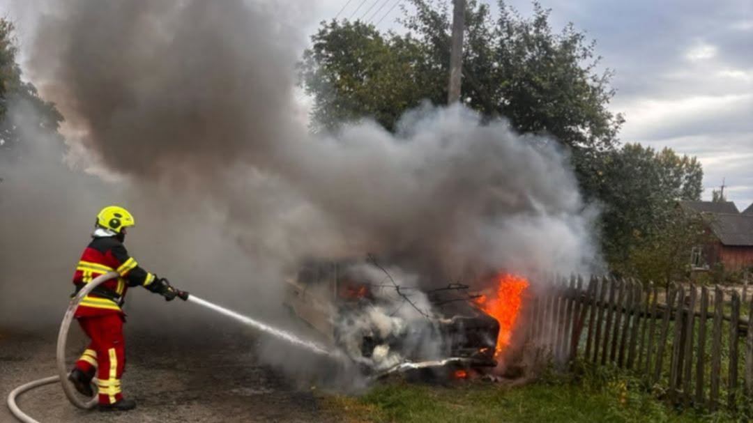 На Волині горіли два автомобілі: є травмований