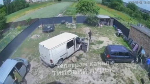 З сокирами та лопатами: у селі на Волині чоловіки побили машини ТЦК, які заїхали на приватну територію