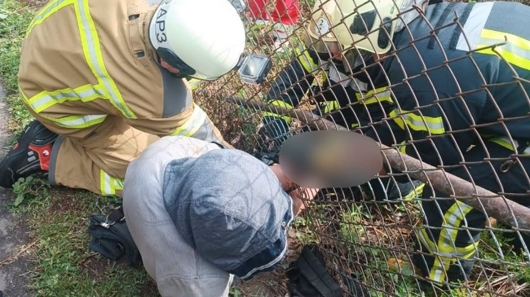 У Луцьку чоловік послизнувся та опинився затиснутим металевою огорожею