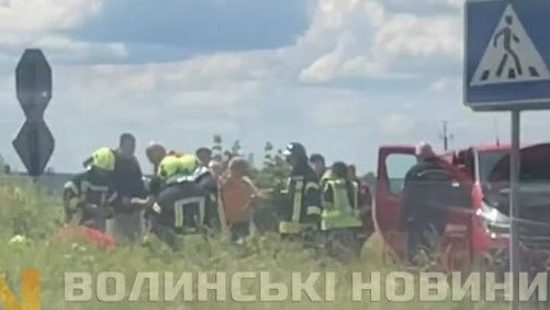 На Волині зіткнувся бус із авто дорожньої служби: є потерпілі