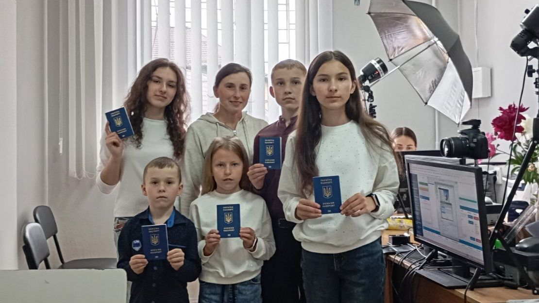 На Волині мама з п’ятьма дітьми одночасно оформила закордонні паспорти