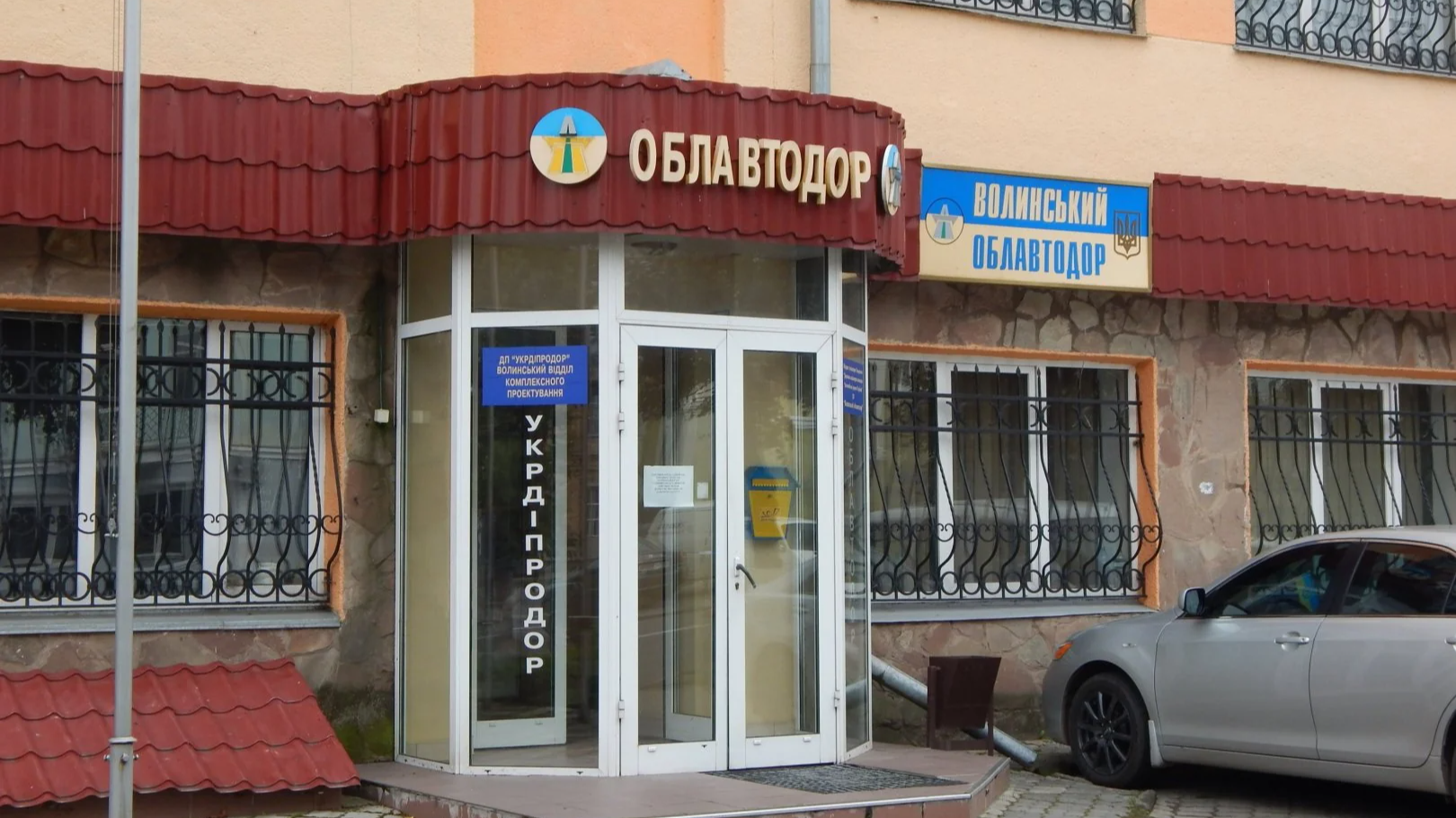 У Луцьку невідомі розбили вікна та пошкодили спецтехніку дорожнього підприємства