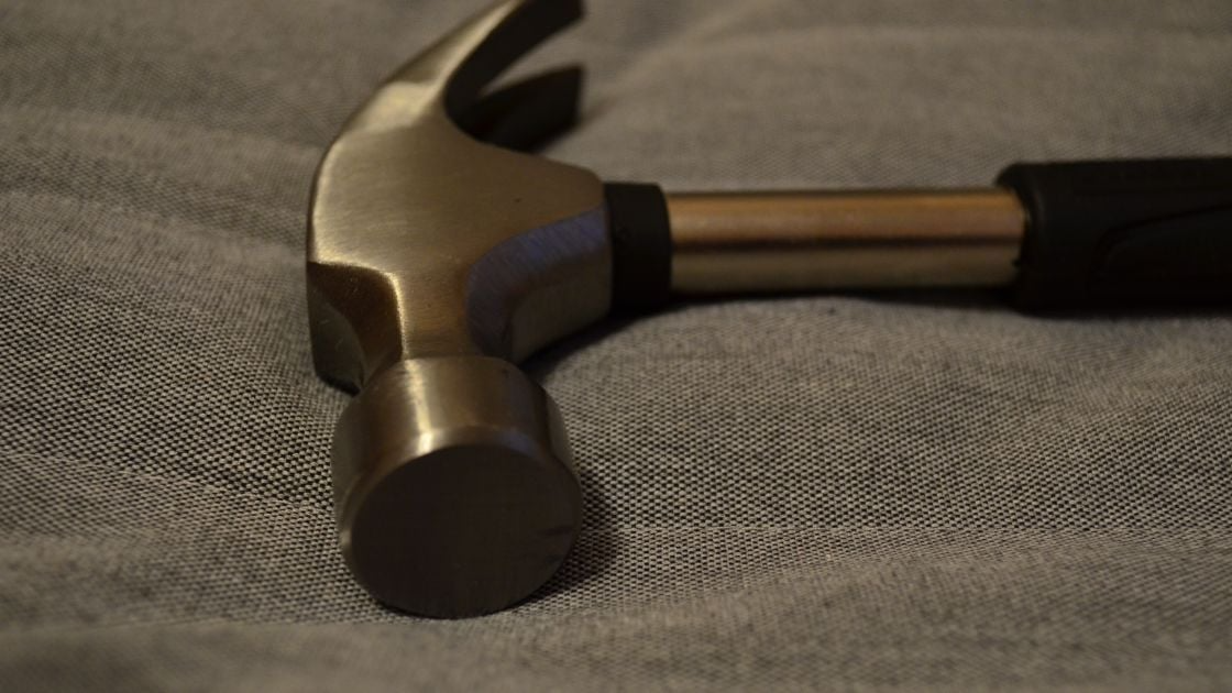 Розбірки з молотком у черзі: на Волині на 5-му мікрорайоні стався напад у магазині