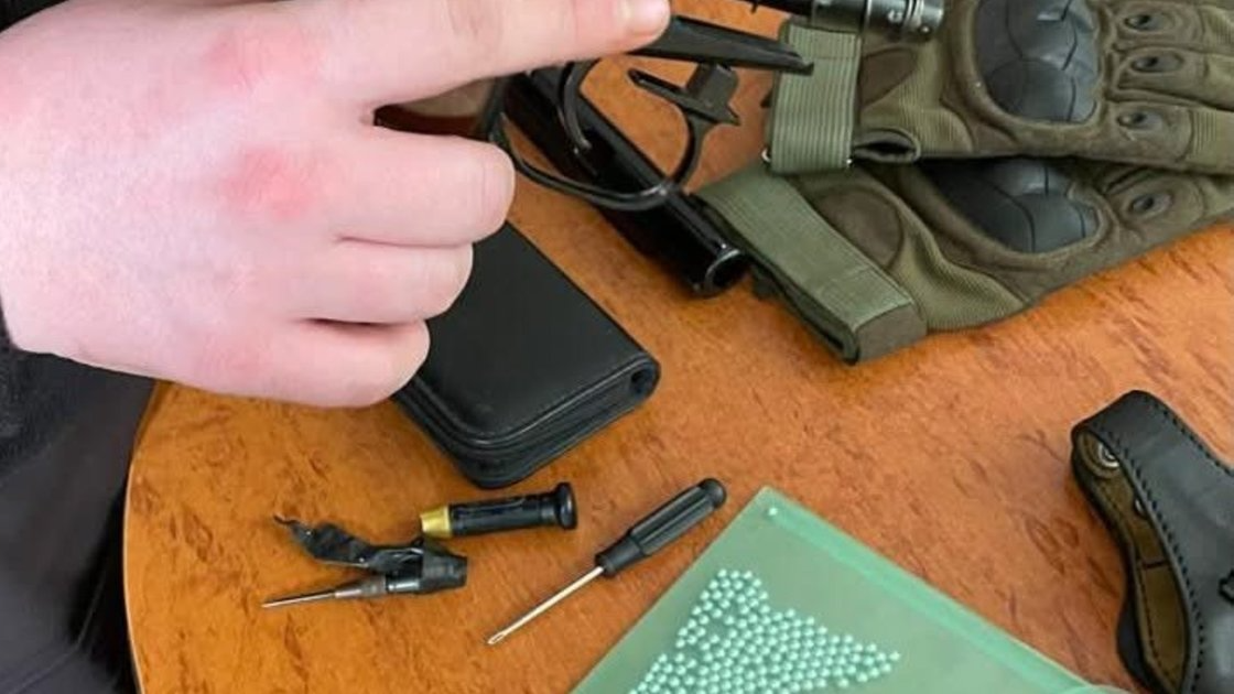 На Львівщині десятикласник приніс до школи зброю