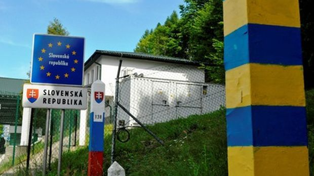 Український водій на кордоні покинув пасажирів в автобусі та втік до Словаччини