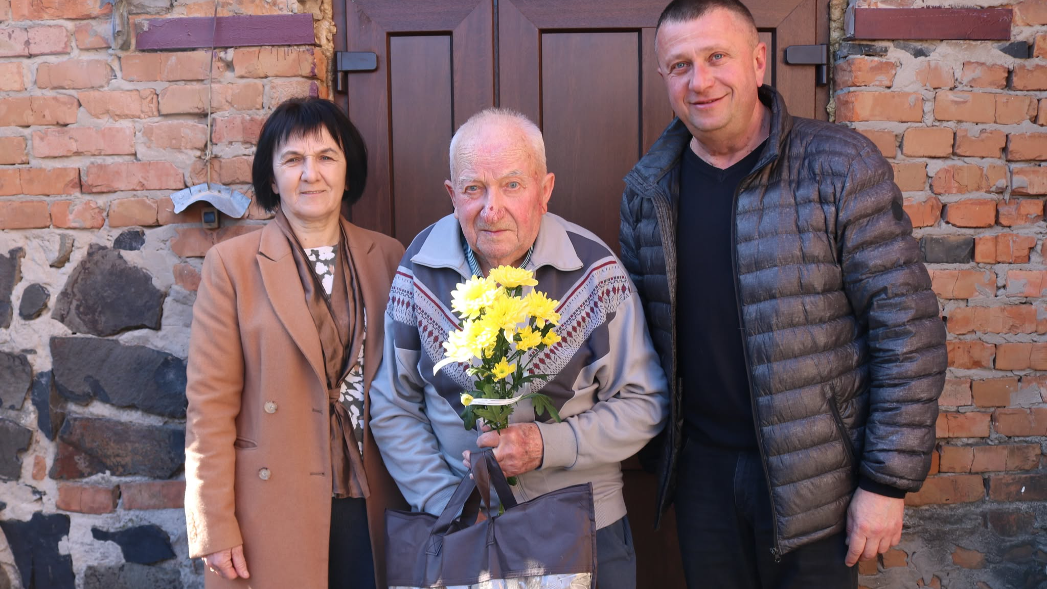 Виховав дітей і зараз з гордістю спостерігає за внуками та правнуками: дідусь з Волині відзначив 90-річчя