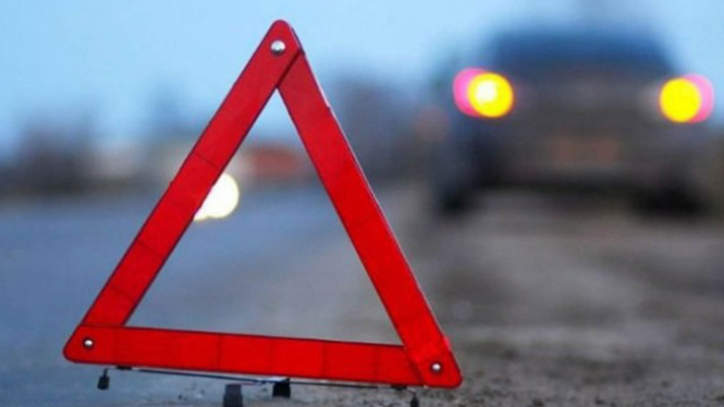 У центрі Луцька автівка збила людину: рух на дорозі ускладнений