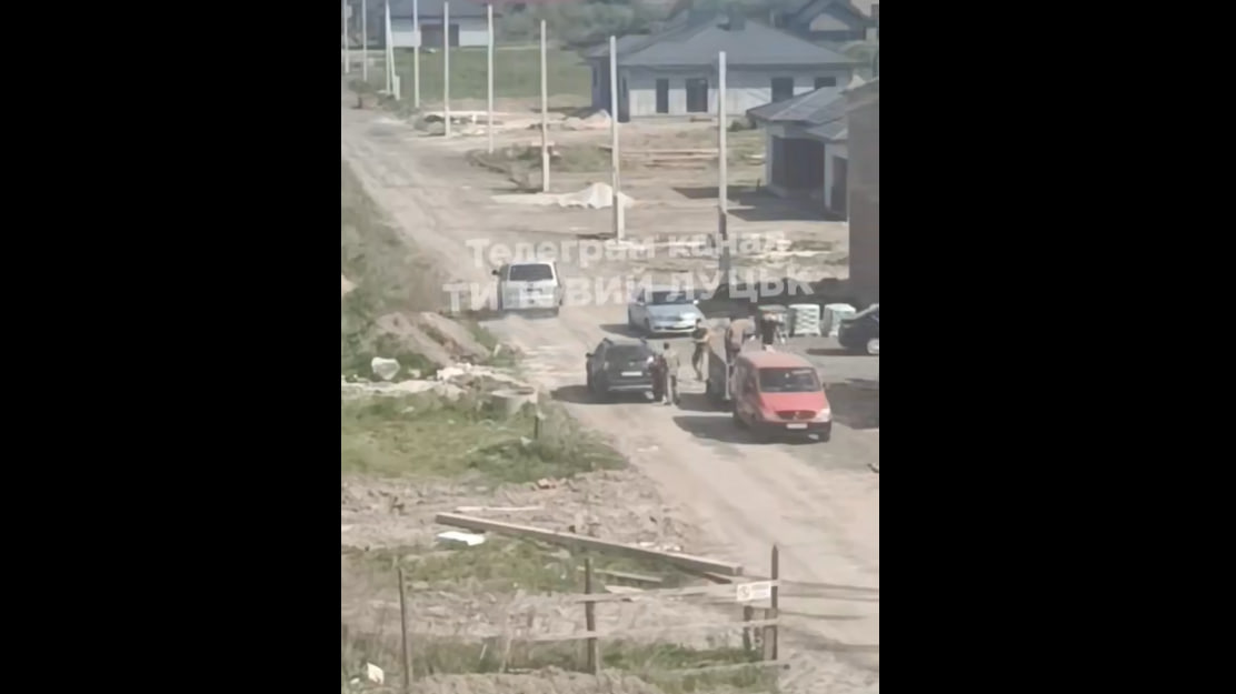 Розбили скло та пошкодили кузов: біля Луцька двоє чоловіків побили авто ТЦК. Відео