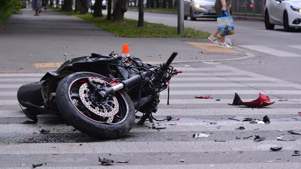 На Волині неповнолітній на мотоциклі влетів у дві автівки