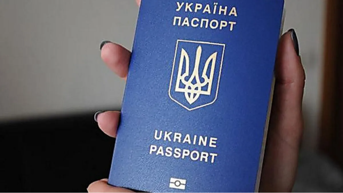 Продовжені закордонні паспорти більше не дійсні: українцям змінили правила виїзду