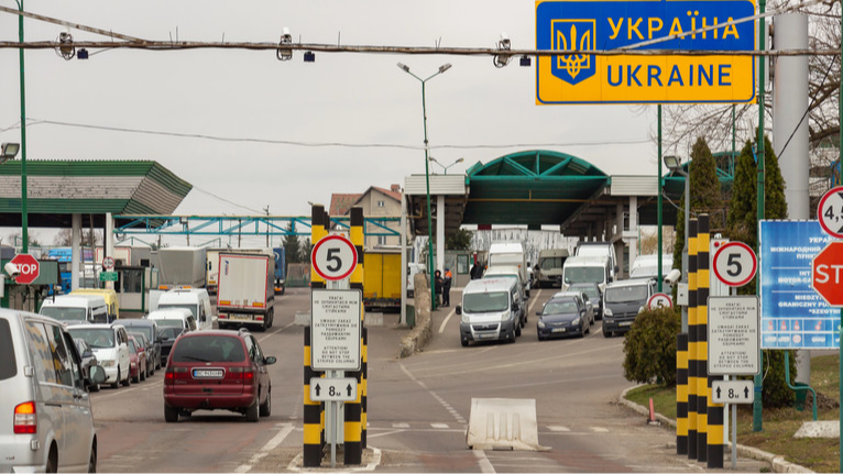 Скільки чоловіків 18–22 років виїхали з України: цифри вражають