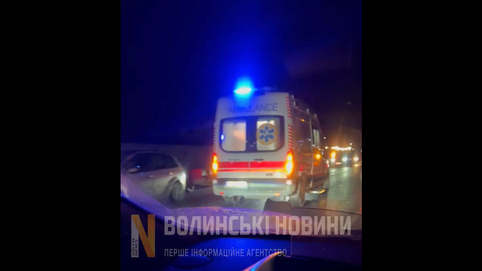 Через ДТП на об'їзній біля Луцька серйозно ускладнений рух. Відео