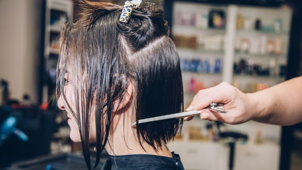 У які дні перед святами краще йти до перукаря: місячний календар на кінець грудня 2025