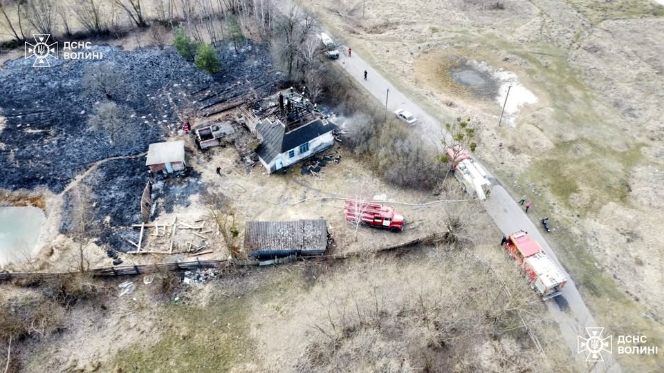 Волинянин палив суху траву, і ледь не спалив собі хату: що відомо