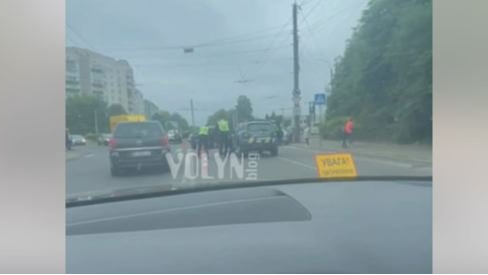 Дивна ДТП у Луцьку: водій не зупинився на вимогу поліцейських і врізався у два авто