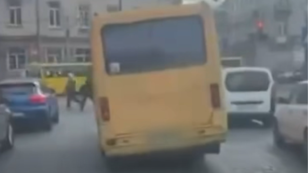 У Львові маршрутка їхала нахиленою в один бік. Відео