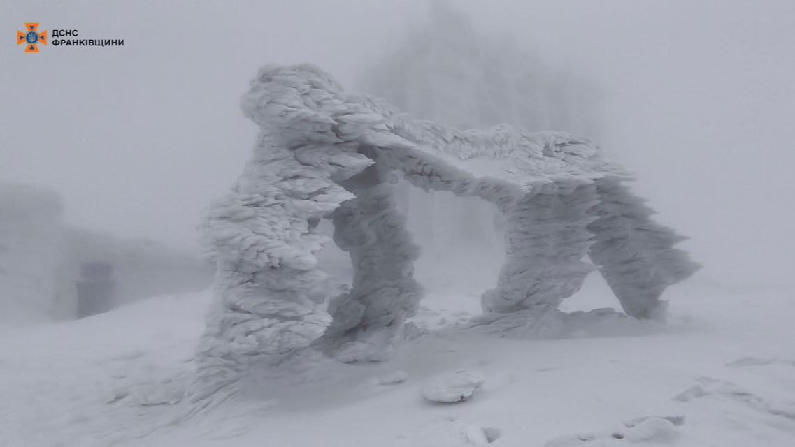 Карпати серед квітня замело снігом. Фото