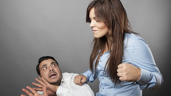 У Луцькому районі жінку побила знайомого: як її покарали