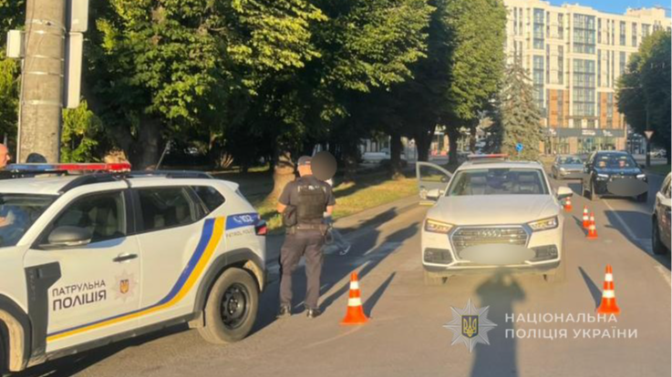 Повідомили про стан матері і дитини, яких у Луцьку на переході збило авто