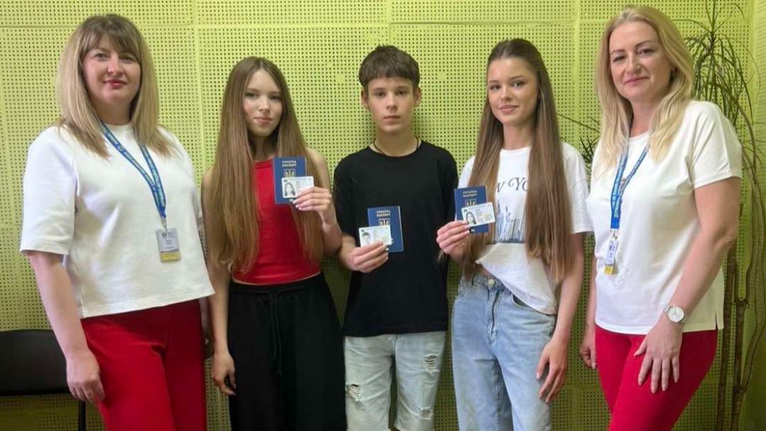 Народилися в один день — разом отримують перші документи: трійня з Волині отримала паспорти