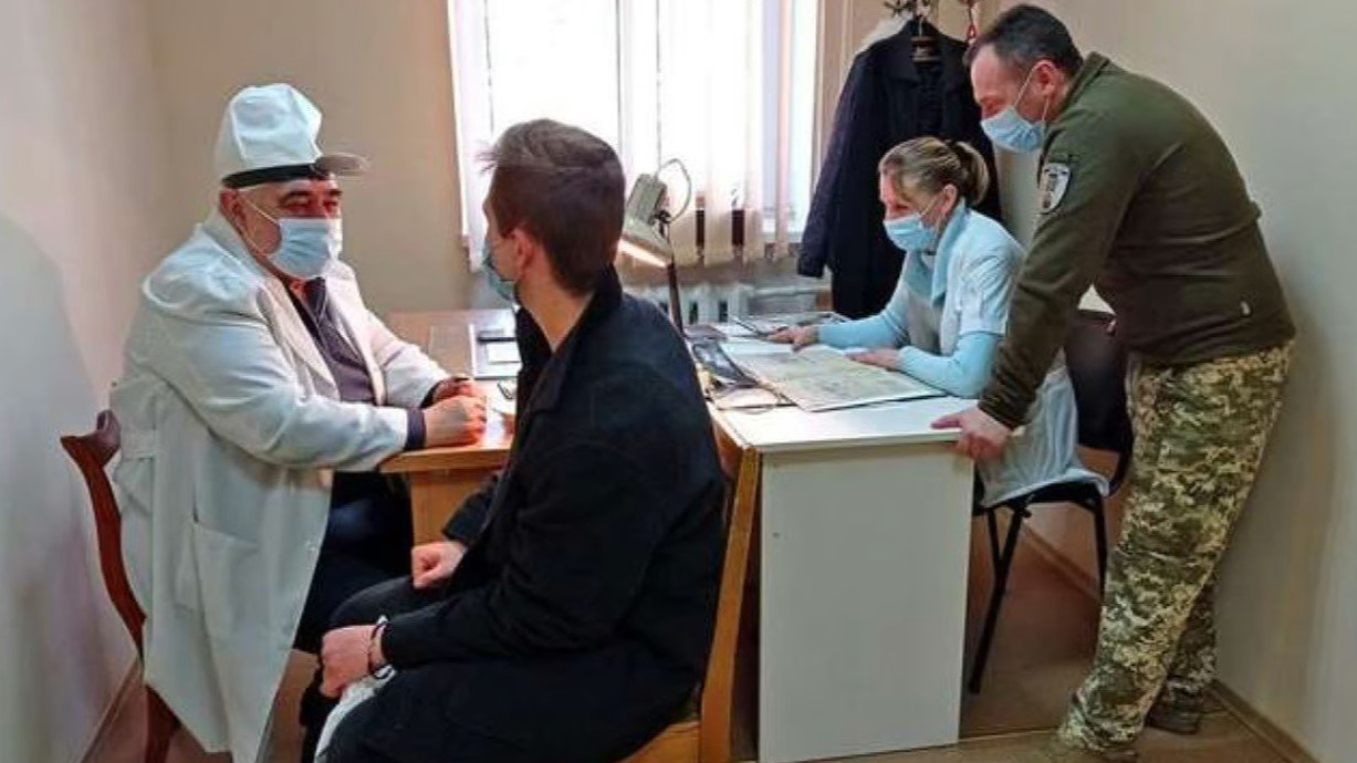 Чи потрібно проходити ВЛК чоловікам із бронню або відстрочкою: пояснення Міноборони