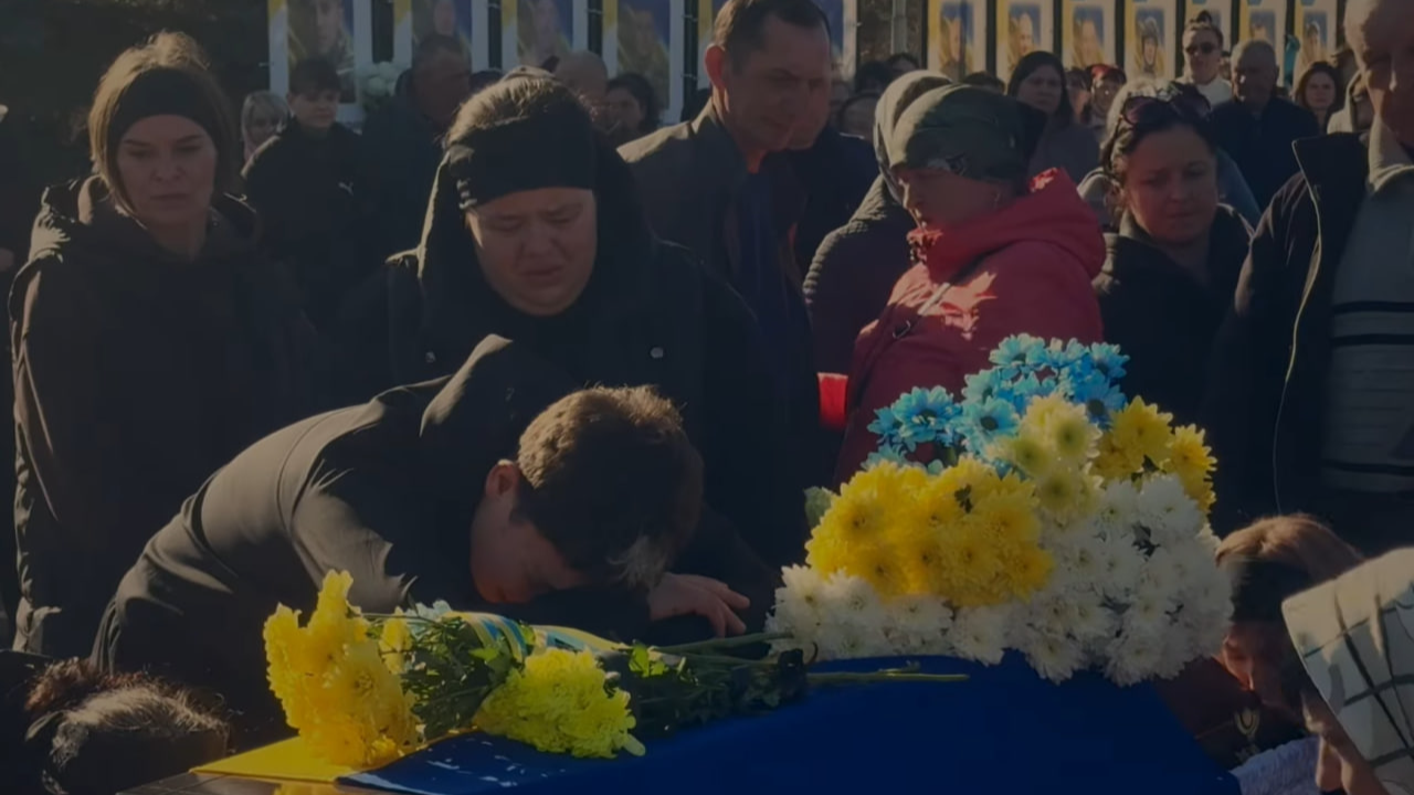 Двоє дітей залишилися без батька: на Волині в останню земну путь провели 48-річного Героя Анатолія Бобчука