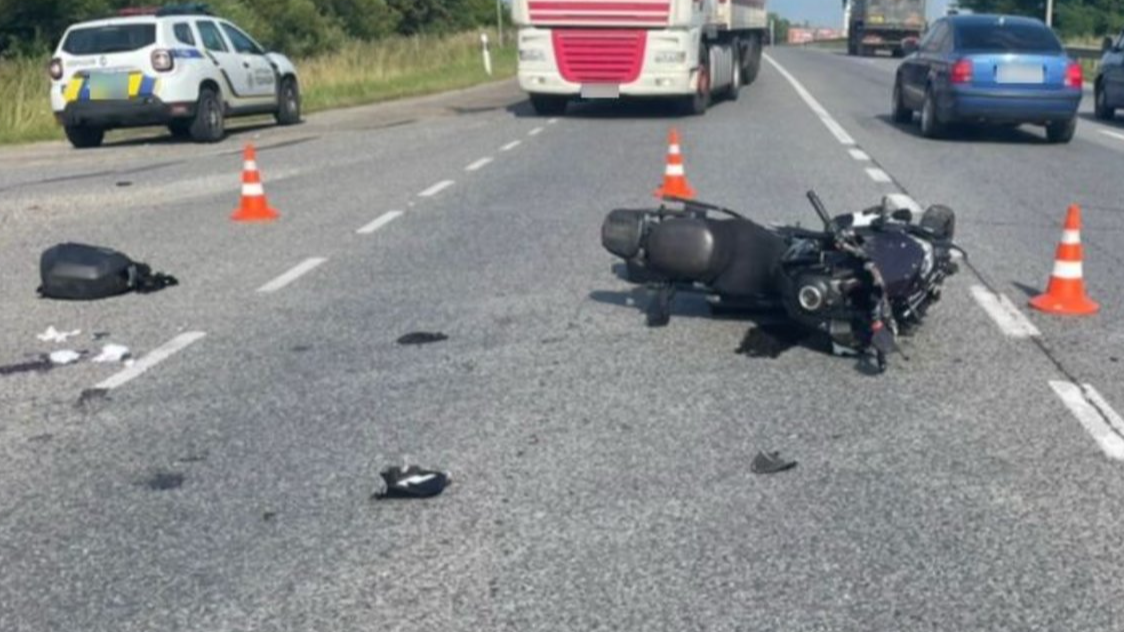 На Волині автомобіль зіткнувся з мотоциклом: 35-річний чоловік отримав відкритий перелом ноги