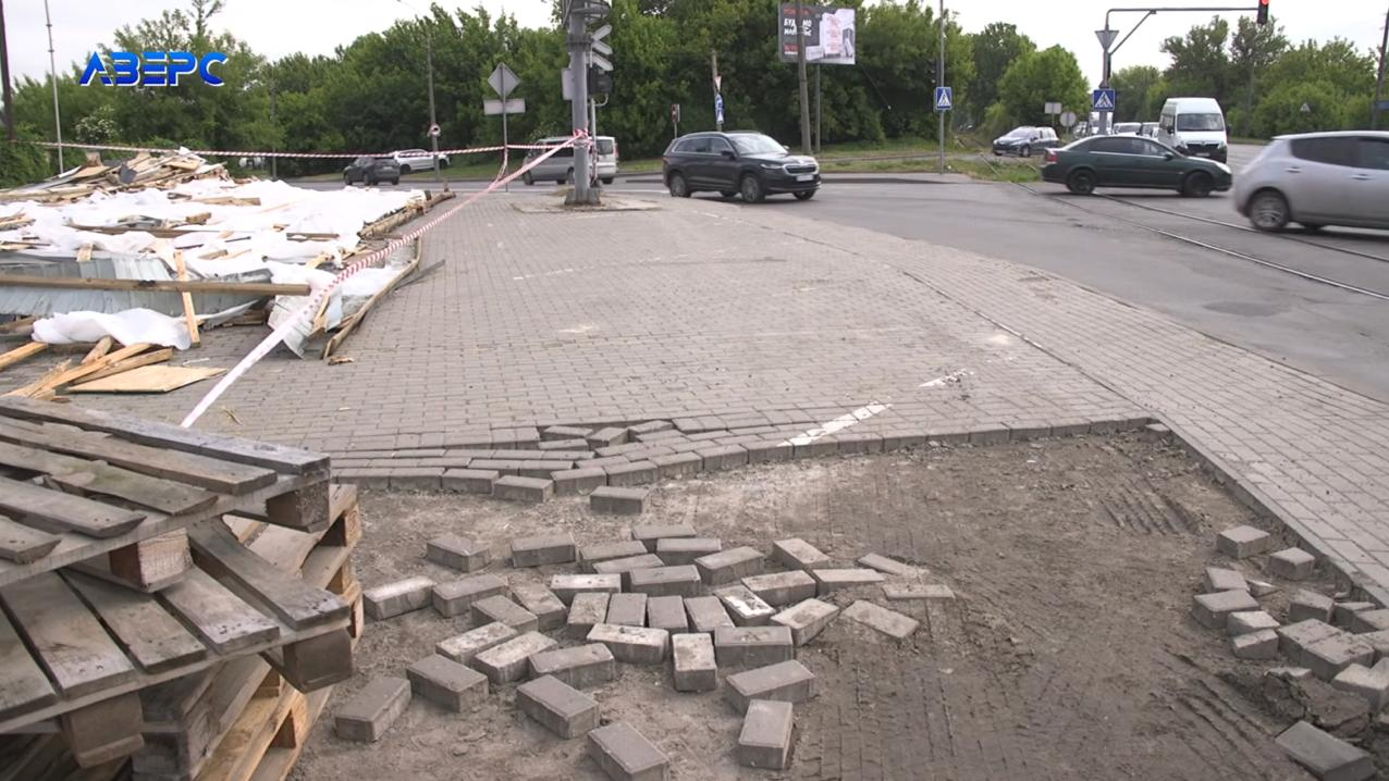 Забрала навіть бруківку: у Луцьку підприємиця залишила розритий тротуар після примусового знесення її магазину
