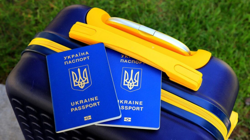 Виїзд чоловіків за кордон від 1 червня: що зміниться для українців та які документи потрібні