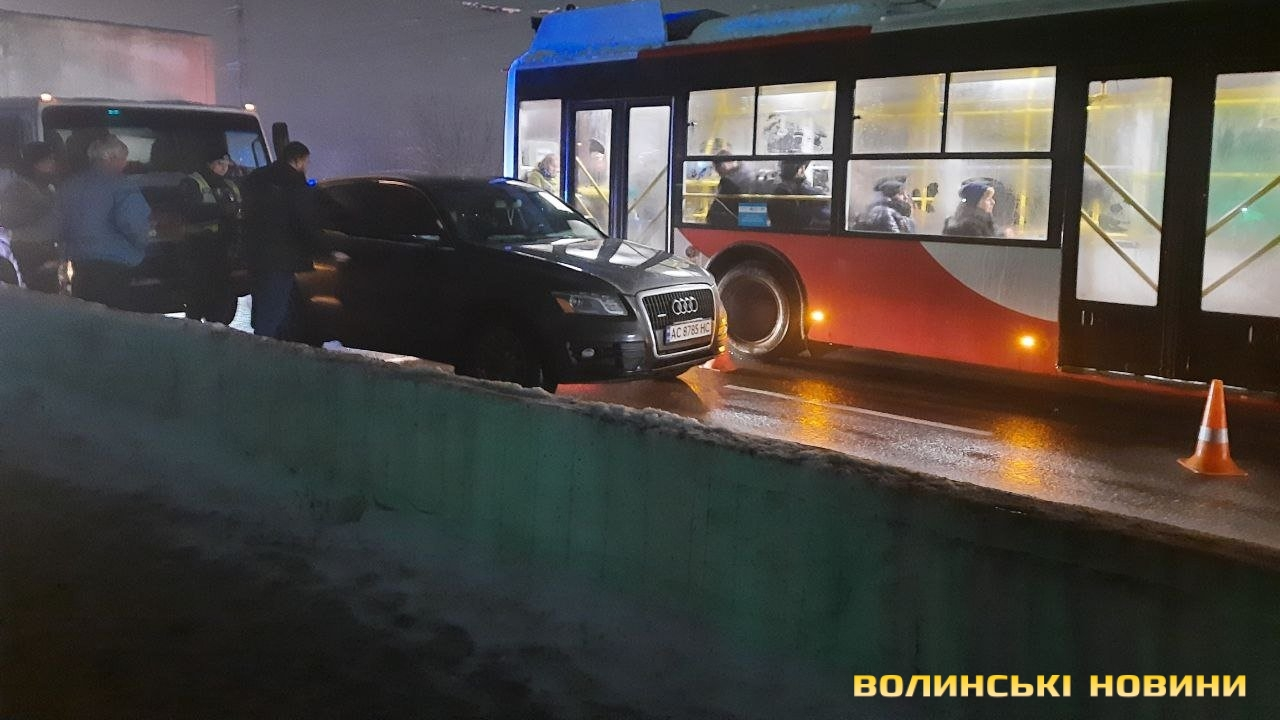 У Луцьку біля Там Таму зіткнулися вантажівка і легковик - VSN