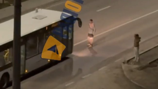 У Рівному молодик вийшов на дорогу і спинив автобус. Відео