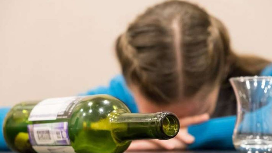 Волинянку оштрафували, бо її донька п’яною розважалась у пабі