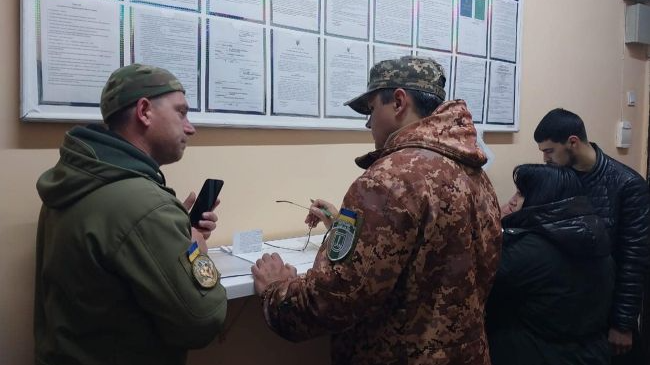 Чому під час мобілізації та ВЛК у чоловіків вилучають телефони