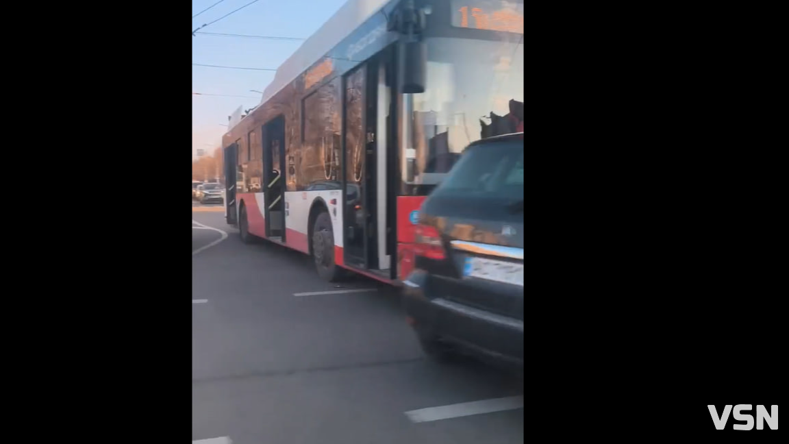 Біля РАЦСу у Луцьку - ускладнений рух через ДТП. Відео