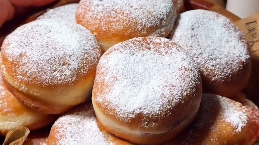 Пісні пончики з маком і вишнею: м’які, ароматні й завжди вдаються