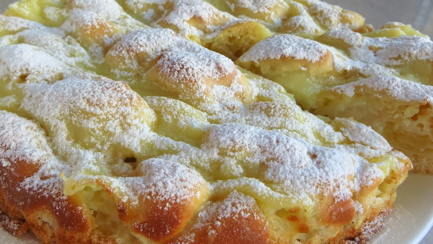 Яблучний пиріг, що тане в роті: ароматний десерт, який закохує з першого шматочка