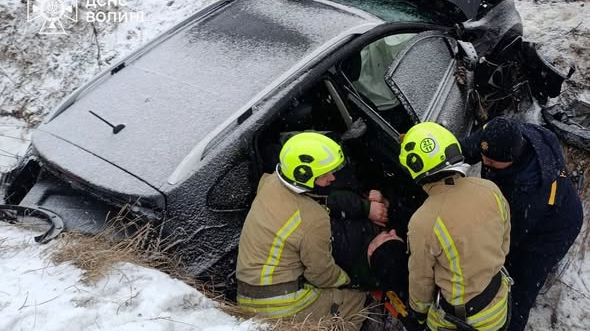 На Волині зіткнулися легковик та швидка: рятувальники деблокували людину