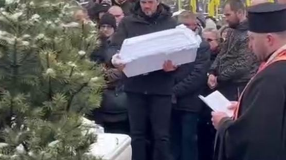 Батько тримає труну із загиблим сином: у Тернополі прощаються із загиблою родиною