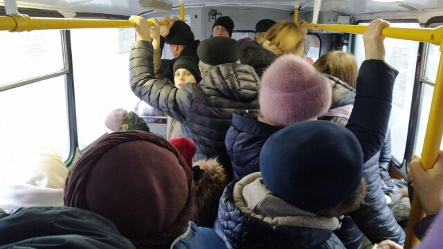У Рівному з переповненої маршрутки вистрибнула дівчина. Відео