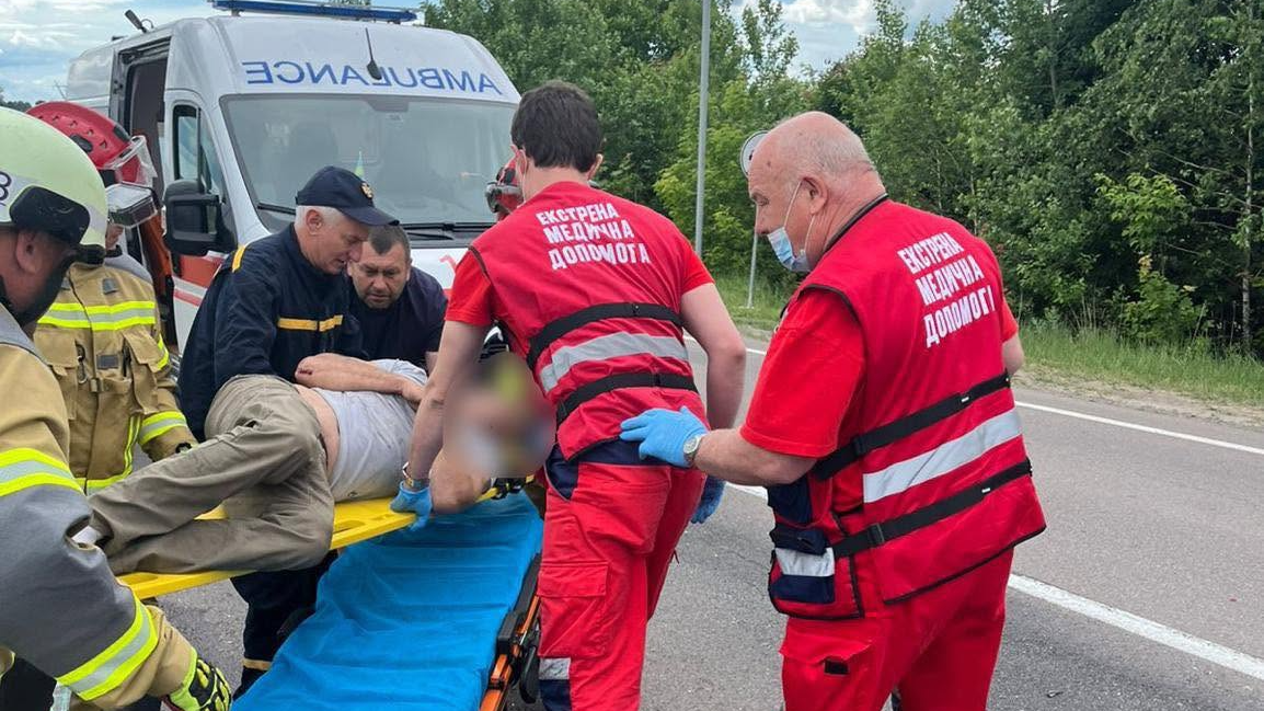 На Волині рятувальники витягнули водія з понівеченого авто після ДТП