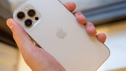 На Волині жінка зайшла у вбиральню й прихопила чужий iPhone