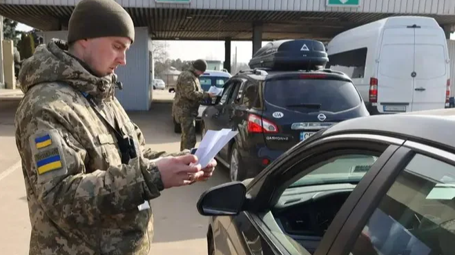 Виїзд чоловіків за кордон з 1 липня 2026 року: що зміниться та хто зможе перетнути кордон