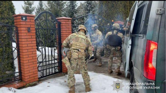 Вимагали вигаданий борг: у Львові чоловіки викрали підлітка та тримали його у шафі