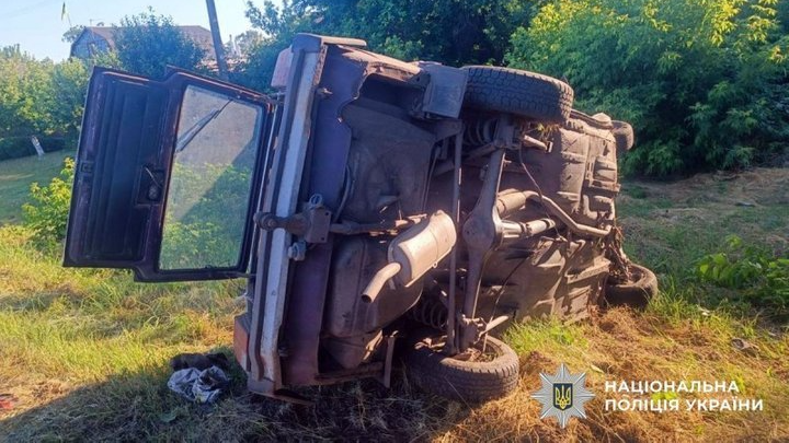 Біля Луцька ВАЗ перекинувся в кювет: водій заявив, що п’яним їхали «хлопці, які взяли авто покататися»