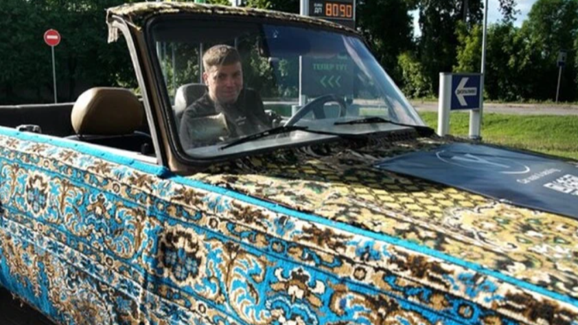 На Рівненщині хлопці зробил із старих «Жигуліі» на кабріолет-килим (відео)